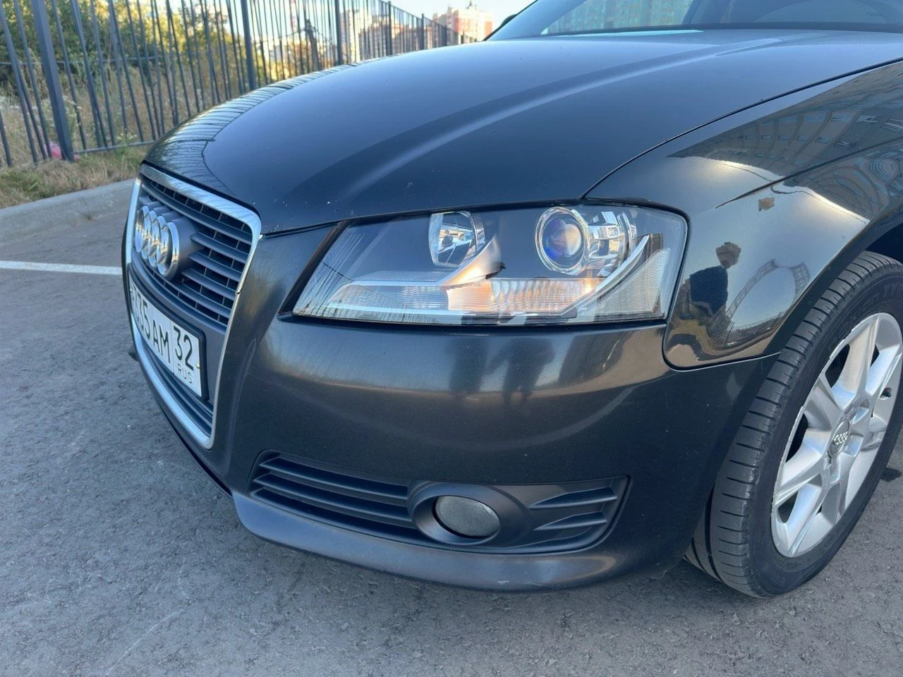 Продам audi a3 8p 1.4 tsi 📌 пробег: 245,000 км 📌 год: 2008 📌 коробка: 6ст механика 📌 цена: 800,000 руб. 📌 контакты: +7 (915) 646-92-30 или пишите в лс 🚗 описание автомобиля: технически идеальное состояние, новая коробка установлена в сентябре прошлого года. я пятый владелец, купил в декабре 2022 года и проехал 70,000 км. машина проверена временем и дальними поездками – ни разу не подвела! фары: установлены bi-led линзы (идеальный свет). мультимедиа: android-магнитола с carplay, максимальная комплектация и камера заднего хода. климат: работает без нареканий. двигатель и коробка: в отличном состоянии, масло между заменами уходит 200-300 г (меняю каждые 7500 км, использую bardahl). ничего не стучит, турбина в полном порядке. колеса: r16 (зима, шипы) и новая летняя резина куплена в этом году кузов: было небольшое дтп (все фото есть, повреждения незначительные). гнили нет, сколы-рыжики присутствуют, но критичного ничего нет типичные ваговские моменты итог: сел и поехал – все, что нужно, уже сделано. осмотр в горловке. 📞 звоните или пишите, автомобиль ждет нового владельца! - фотография - 5