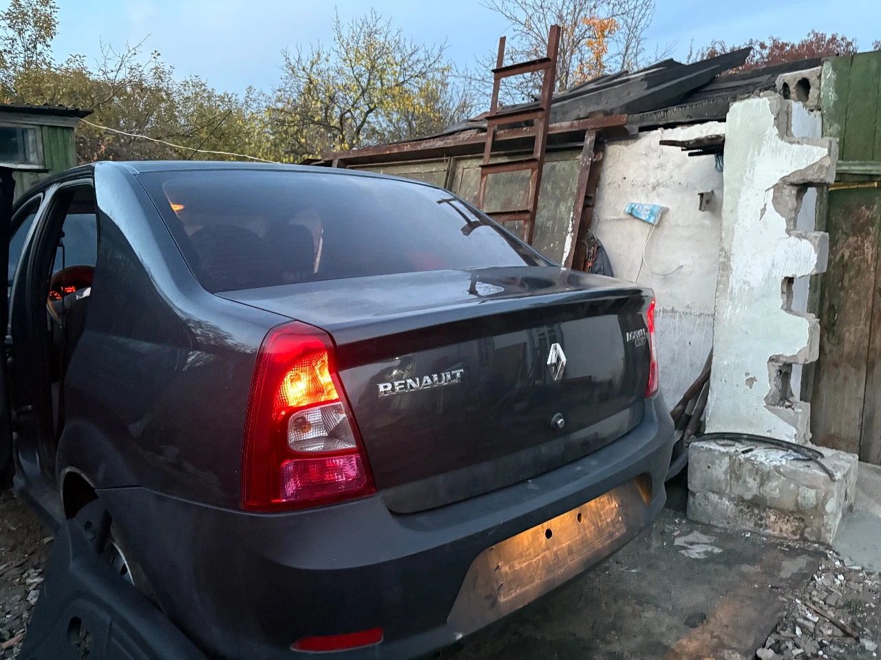 Продам по запчастям рено логан 2011 с пробегом 67000км. авто после дтп. все вопросы по телефону:+79493997835 находится в макеевке наличие запчастей уточняйте!! - фотография - 11