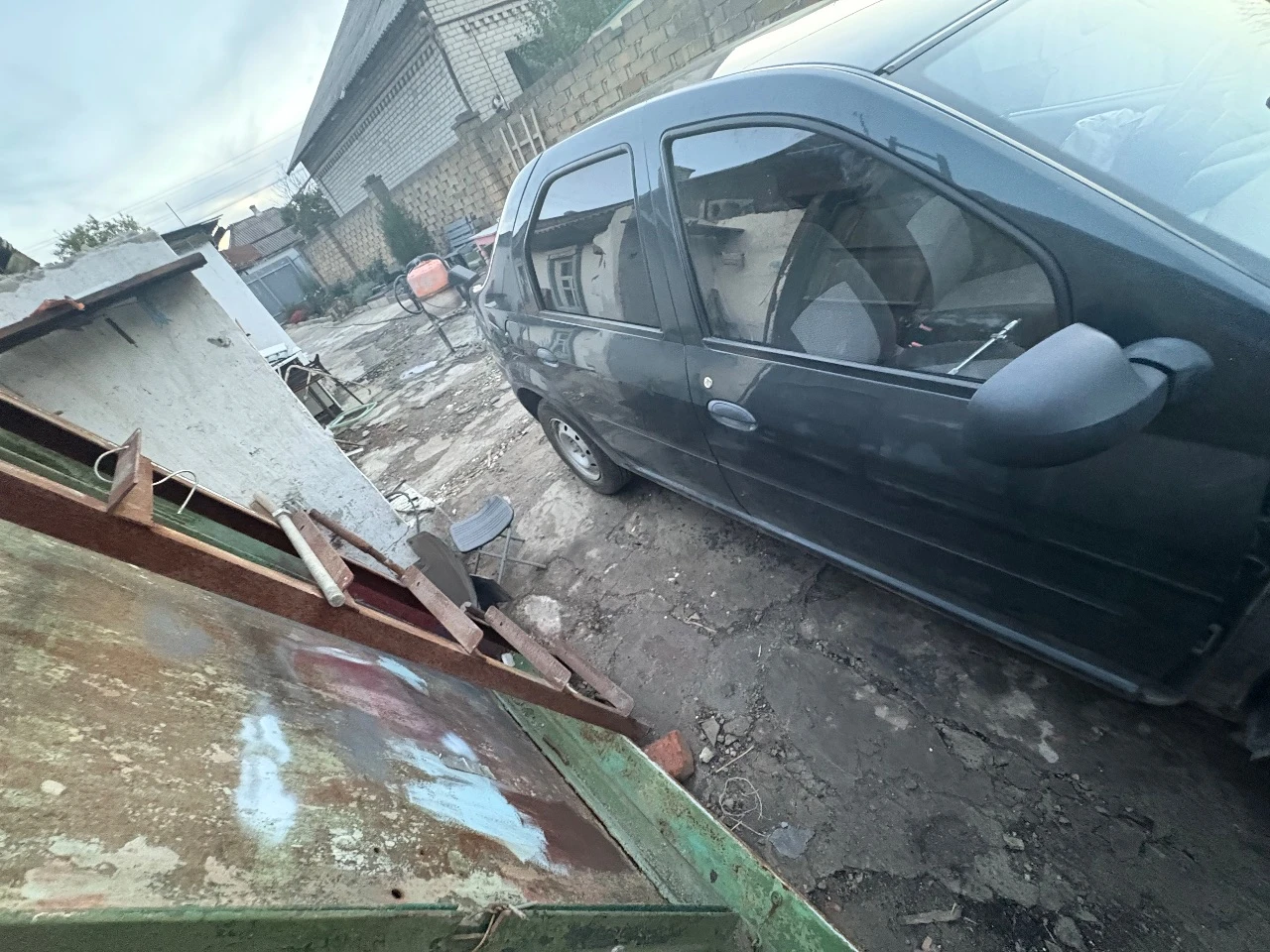 Продам по запчастям рено логан 2011 с пробегом 67000км. авто после дтп. все вопросы по телефону:+79493997835 находится в макеевке наличие запчастей уточняйте!! - фотография - 9