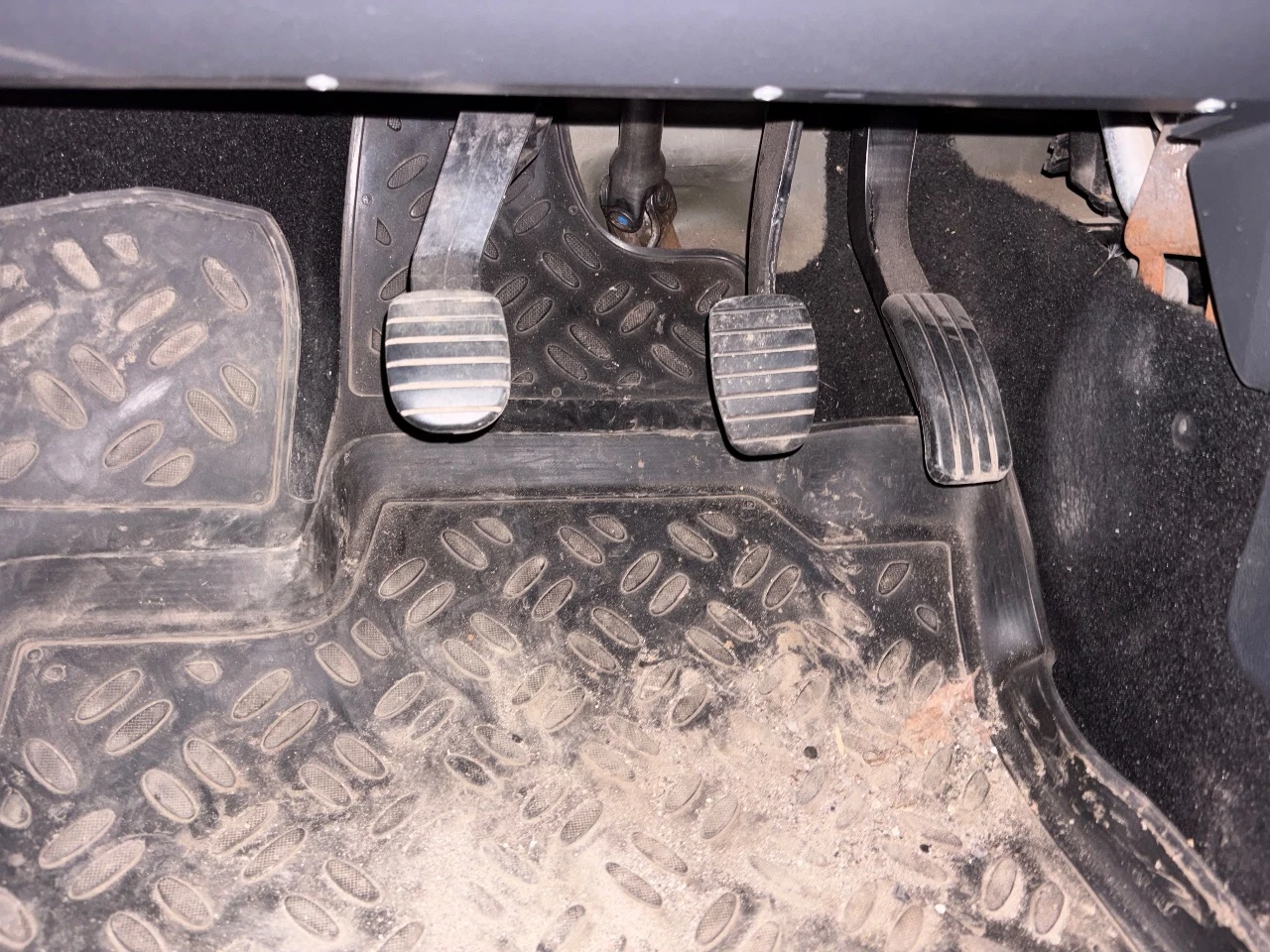 Продам по запчастям рено логан 2011 с пробегом 67000км. авто после дтп. все вопросы по телефону:+79493997835 находится в макеевке наличие запчастей уточняйте!! - фотография - 5