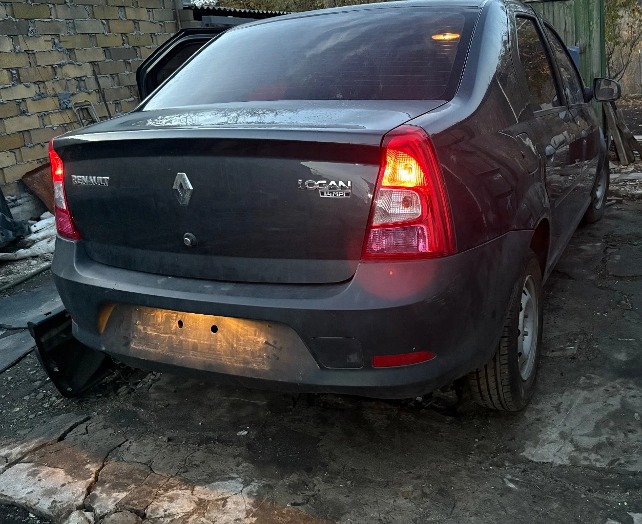 Продам по запчастям рено логан 2011 с пробегом 67000км. авто после дтп. все вопросы по телефону:+79493997835 находится в макеевке наличие запчастей уточняйте!! - фотография - 10