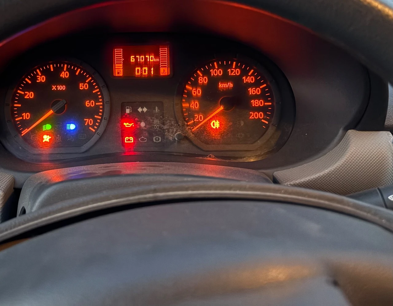 Продам по запчастям рено логан 2011 с пробегом 67000км. авто после дтп. все вопросы по телефону:+79493997835 находится в макеевке наличие запчастей уточняйте!! - фотография - 8