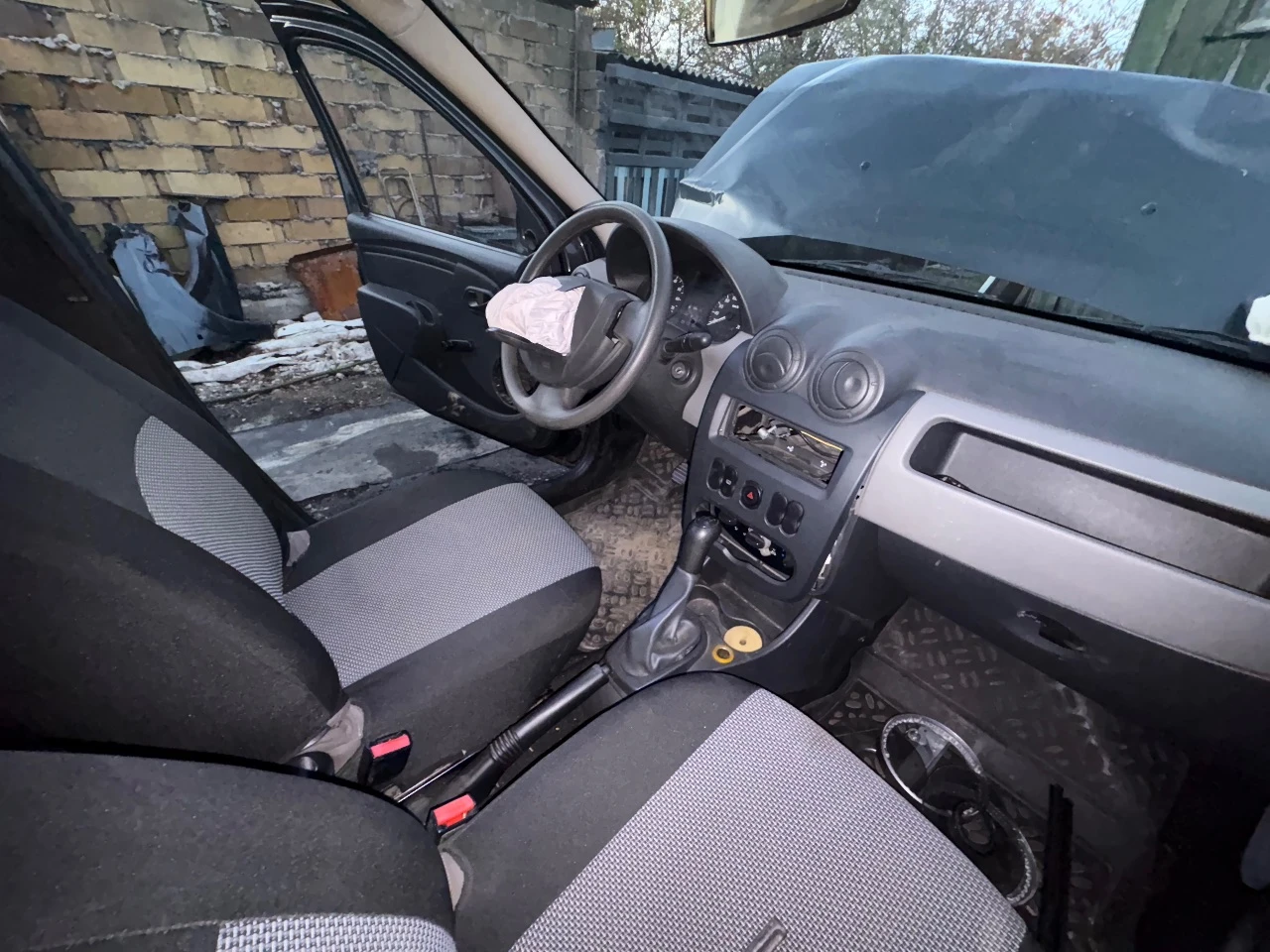 Продам по запчастям рено логан 2011 с пробегом 67000км. авто после дтп. все вопросы по телефону:+794... - фотография