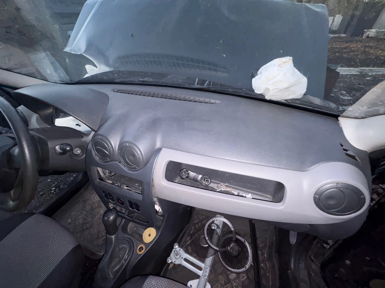 Продам по запчастям рено логан 2011 с пробегом 67000км. авто после дтп. все вопросы по телефону:+79493997835 находится в макеевке наличие запчастей уточняйте!! - фотография - 4