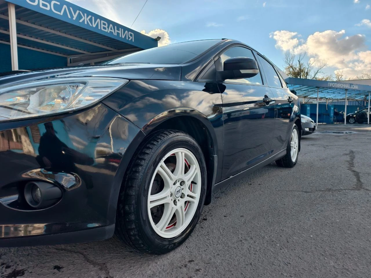 Ford focus 3, 2011 состояние идеальное мотор 1.6, мкпп (не робот!). пробег 236тыс. (оригинал) ✅1 хозяин за все время ✅технически без нареканий ✅все стекла родные! ✅сигнализация с автозапуском ✅планшет с навигацией, carplay, android auto, блютуз! ✅не такси и не каршеринг! юридически чистый! автомобиль в изумительном состоянии для своих лет, коррозии нет. мотор белоснежный в идеальном состоянии (не цокатит, как на других фокусах), коробка без нареканий, 5тыс назад замена полного комплекта сцепления. ходовая полностью обслужена, только поменял шаровые. цена: 720000р, торг могу присутствовать в мрэо. возможна продажа в кредит через автосалон. +7 949 577-13-21 +7 949 658-59-82 +7 989 502-37-77 - фотография - 3