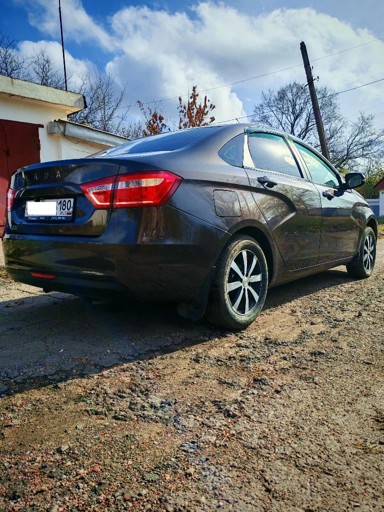 Здравствуйте! продам отличный автомобиль lada vesta. год выпуска 2020. лучшая качественная досанкцио... - фотография