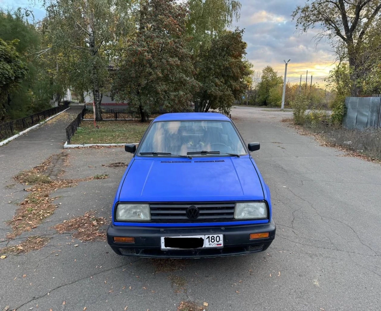 Продам volkswagen jetta, 1991 года выпуска, на хорошем ходу, установлено газовое оборудование евро 2, состояние кузова хорошее, все видно на фото, днище, лонжероны, пороги целые, двигатель 1.6 карбюратор, работает отлично, коробка работает хорошо, по ходовой все отлично, по электрике все работает, установлена сигнализация, хорошая летняя резина, также есть комплект зимней резины, по документам на местном учёте - я хозяин, продажа с переоформлением, цена - 160.000₽, находится в донецке кировский район, остальные вопросы по телефону +79498098595 - фотография - 2