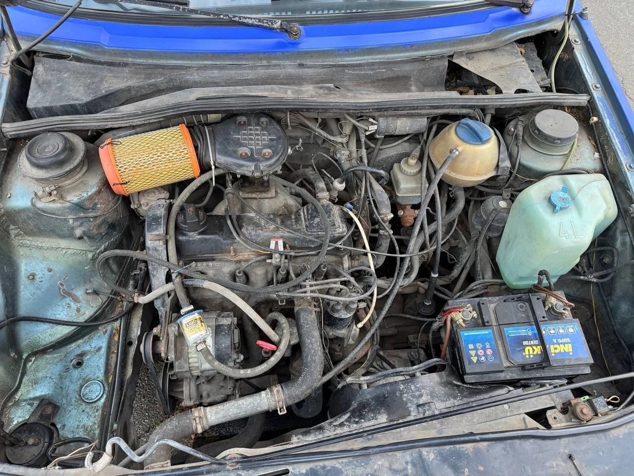 Продам volkswagen jetta, 1991 года выпуска, на хорошем ходу, установлено газовое оборудование евро 2, состояние кузова хорошее, все видно на фото, днище, лонжероны, пороги целые, двигатель 1.6 карбюратор, работает отлично, коробка работает хорошо, по ходовой все отлично, по электрике все работает, установлена сигнализация, хорошая летняя резина, также есть комплект зимней резины, по документам на местном учёте - я хозяин, продажа с переоформлением, цена - 160.000₽, находится в донецке кировский район, остальные вопросы по телефону +79498098595 - фотография - 9