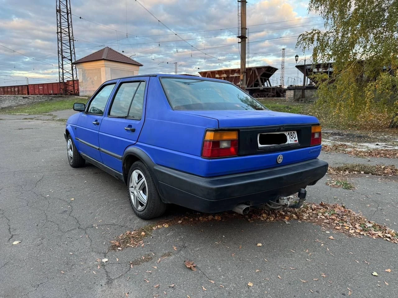 Продам volkswagen jetta, 1991 года выпуска, на хорошем ходу, установлено газовое оборудование евро 2, состояние кузова хорошее, все видно на фото, днище, лонжероны, пороги целые, двигатель 1.6 карбюратор, работает отлично, коробка работает хорошо, по ходовой все отлично, по электрике все работает, установлена сигнализация, хорошая летняя резина, также есть комплект зимней резины, по документам на местном учёте - я хозяин, продажа с переоформлением, цена - 160.000₽, находится в донецке кировский район, остальные вопросы по телефону +79498098595 - фотография - 4