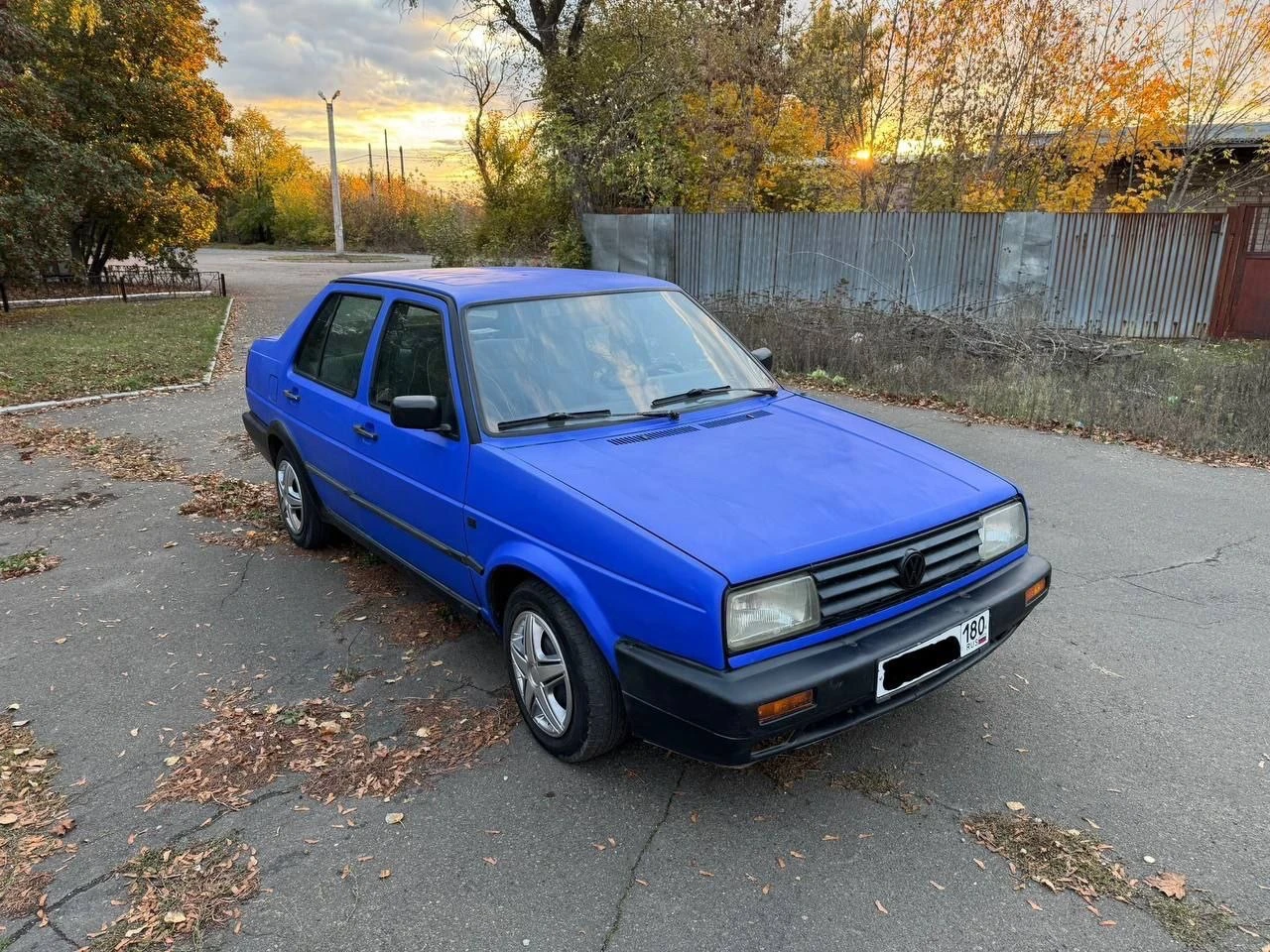 Продам volkswagen jetta, 1991 года выпуска, на хорошем ходу, установлено газовое оборудование евро 2, состояние кузова хорошее, все видно на фото, днище, лонжероны, пороги целые, двигатель 1.6 карбюратор, работает отлично, коробка работает хорошо, по ходовой все отлично, по электрике все работает, установлена сигнализация, хорошая летняя резина, также есть комплект зимней резины, по документам на местном учёте - я хозяин, продажа с переоформлением, цена - 160.000₽, находится в донецке кировский район, остальные вопросы по телефону +79498098595 - фотография - 10