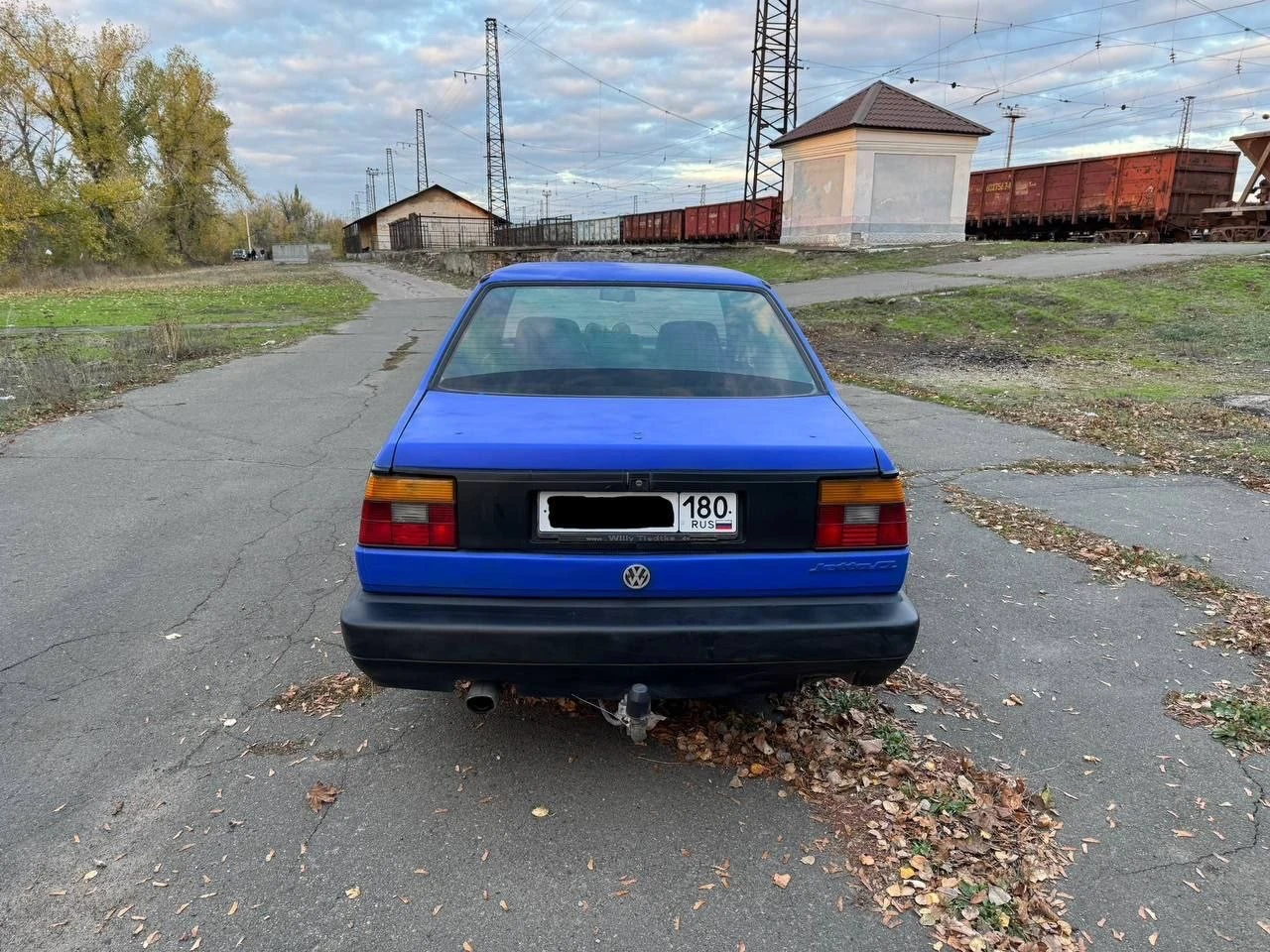 Продам volkswagen jetta, 1991 года выпуска, на хорошем ходу, установлено газовое оборудование евро 2, состояние кузова хорошее, все видно на фото, днище, лонжероны, пороги целые, двигатель 1.6 карбюратор, работает отлично, коробка работает хорошо, по ходовой все отлично, по электрике все работает, установлена сигнализация, хорошая летняя резина, также есть комплект зимней резины, по документам на местном учёте - я хозяин, продажа с переоформлением, цена - 160.000₽, находится в донецке кировский район, остальные вопросы по телефону +79498098595 - фотография - 5