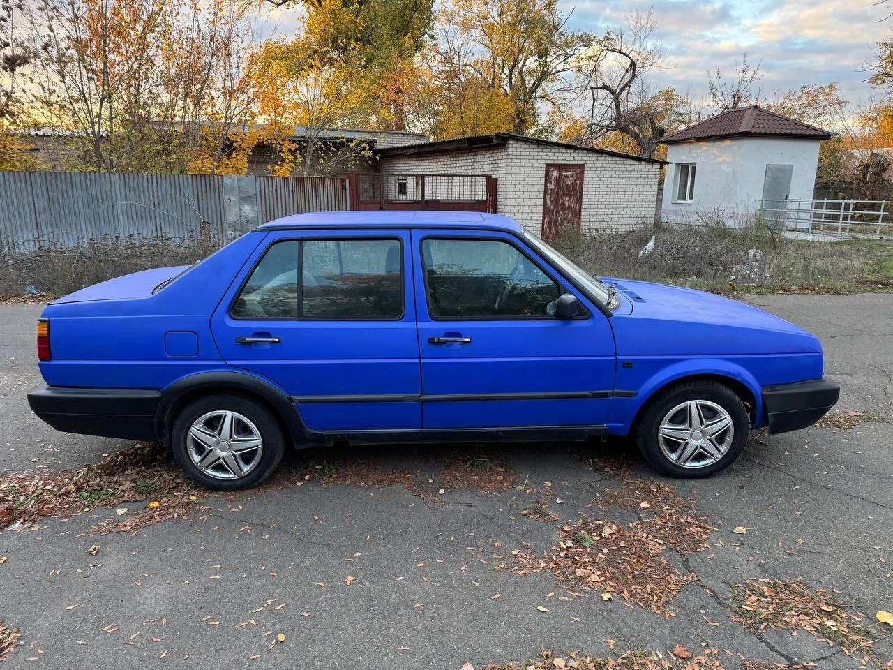 Продам volkswagen jetta, 1991 года выпуска, на хорошем ходу, установлено газовое оборудование евро 2, состояние кузова хорошее, все видно на фото, днище, лонжероны, пороги целые, двигатель 1.6 карбюратор, работает отлично, коробка работает хорошо, по ходовой все отлично, по электрике все работает, установлена сигнализация, хорошая летняя резина, также есть комплект зимней резины, по документам на местном учёте - я хозяин, продажа с переоформлением, цена - 160.000₽, находится в донецке кировский район, остальные вопросы по телефону +79498098595 - фотография - 7