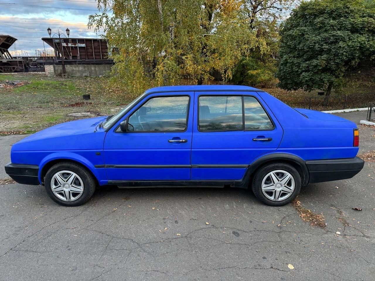 Продам volkswagen jetta, 1991 года выпуска, на хорошем ходу, установлено газовое оборудование евро 2, состояние кузова хорошее, все видно на фото, днище, лонжероны, пороги целые, двигатель 1.6 карбюратор, работает отлично, коробка работает хорошо, по ходовой все отлично, по электрике все работает, установлена сигнализация, хорошая летняя резина, также есть комплект зимней резины, по документам на местном учёте - я хозяин, продажа с переоформлением, цена - 160.000₽, находится в донецке кировский район, остальные вопросы по телефону +79498098595 - фотография - 6