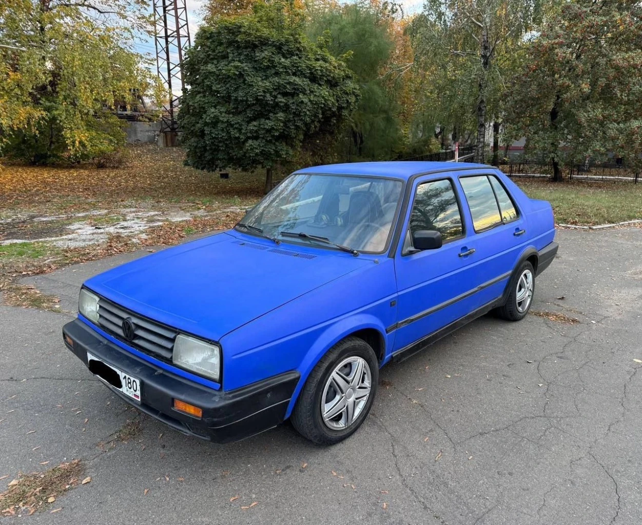 Продам volkswagen jetta, 1991 года выпуска, на хорошем ходу, установлено газовое оборудование евро 2, состояние кузова хорошее, все видно на фото, днище, лонжероны, пороги целые, двигатель 1.6 карбюратор, работает отлично, коробка работает хорошо, по ходовой все отлично, по электрике все работает, установлена сигнализация, хорошая летняя резина, также есть комплект зимней резины, по документам на местном учёте - я хозяин, продажа с переоформлением, цена - 160.000₽, находится в донецке кировский район, остальные вопросы по телефону +79498098595 - фотография - 1