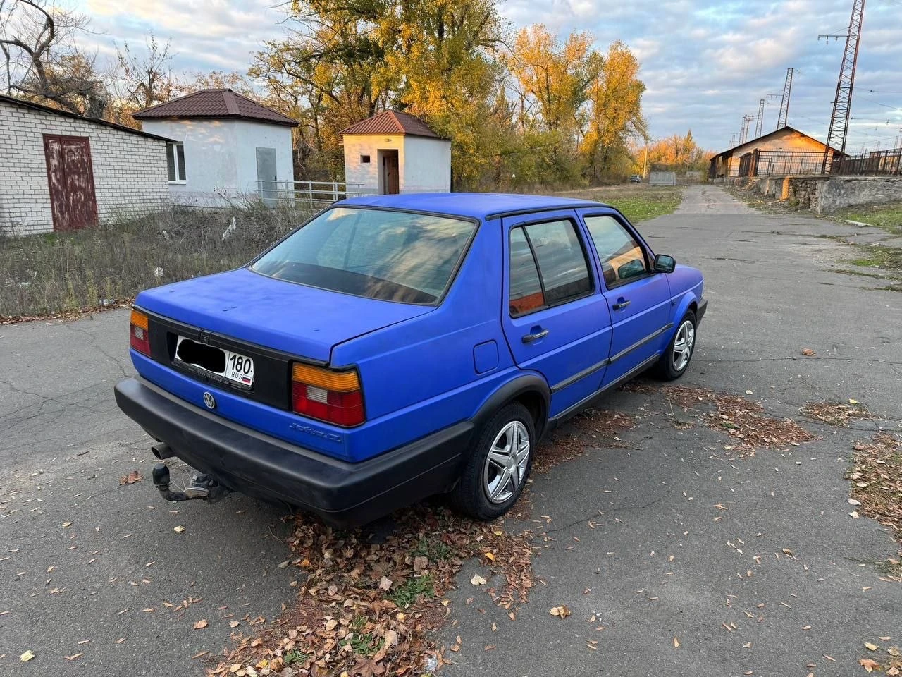 Продам volkswagen jetta, 1991 года выпуска, на хорошем ходу, установлено газовое оборудование евро 2, состояние кузова хорошее, все видно на фото, днище, лонжероны, пороги целые, двигатель 1.6 карбюратор, работает отлично, коробка работает хорошо, по ходовой все отлично, по электрике все работает, установлена сигнализация, хорошая летняя резина, также есть комплект зимней резины, по документам на местном учёте - я хозяин, продажа с переоформлением, цена - 160.000₽, находится в донецке кировский район, остальные вопросы по телефону +79498098595 - фотография - 3