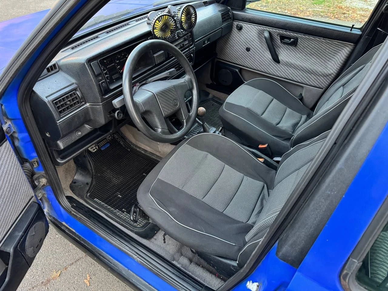 Продам volkswagen jetta, 1991 года выпуска, на хорошем ходу, установлено газовое оборудование евро 2, состояние кузова хорошее, все видно на фото, днище, лонжероны, пороги целые, двигатель 1.6 карбюратор, работает отлично, коробка работает хорошо, по ходовой все отлично, по электрике все работает, установлена сигнализация, хорошая летняя резина, также есть комплект зимней резины, по документам на местном учёте - я хозяин, продажа с переоформлением, цена - 160.000₽, находится в донецке кировский район, остальные вопросы по телефону +79498098595 - фотография - 8