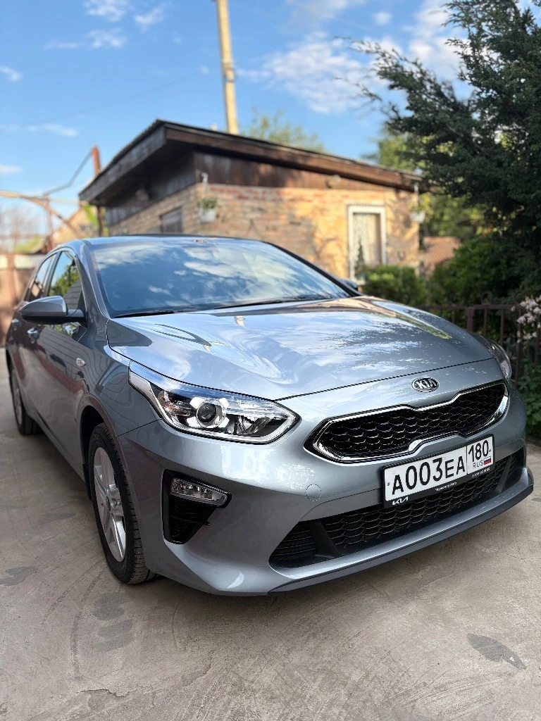 Продам киа сид. состояние нового автомобиля!всю жизнь ездил в крыму. богатая комплектация есть все нужное 2-х зонный климат, подогрев сидений и руля, парктроники и камера заднего вида, установок дорогая сигнализация scher-khan с автозапуском и возможностью управлять с телефона. пробег-21000км год выпуска-2019 цена-2,350🍋 осмотр город макеевка советский район, на осмотры не выезжаю!+79494844650 - фотография - 2