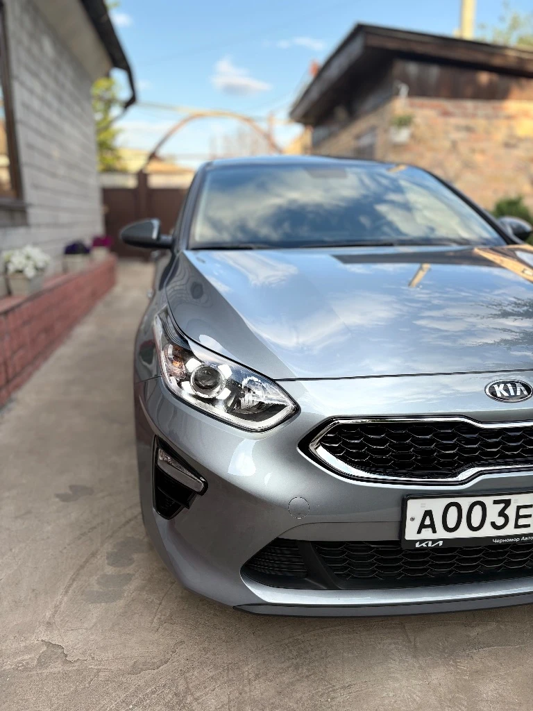 Продам киа сид. состояние нового автомобиля!всю жизнь ездил в крыму. богатая комплектация есть все нужное 2-х зонный климат, подогрев сидений и руля, парктроники и камера заднего вида, установок дорогая сигнализация scher-khan с автозапуском и возможностью управлять с телефона. пробег-21000км год выпуска-2019 цена-2,350🍋 осмотр город макеевка советский район, на осмотры не выезжаю!+79494844650 - фотография - 5