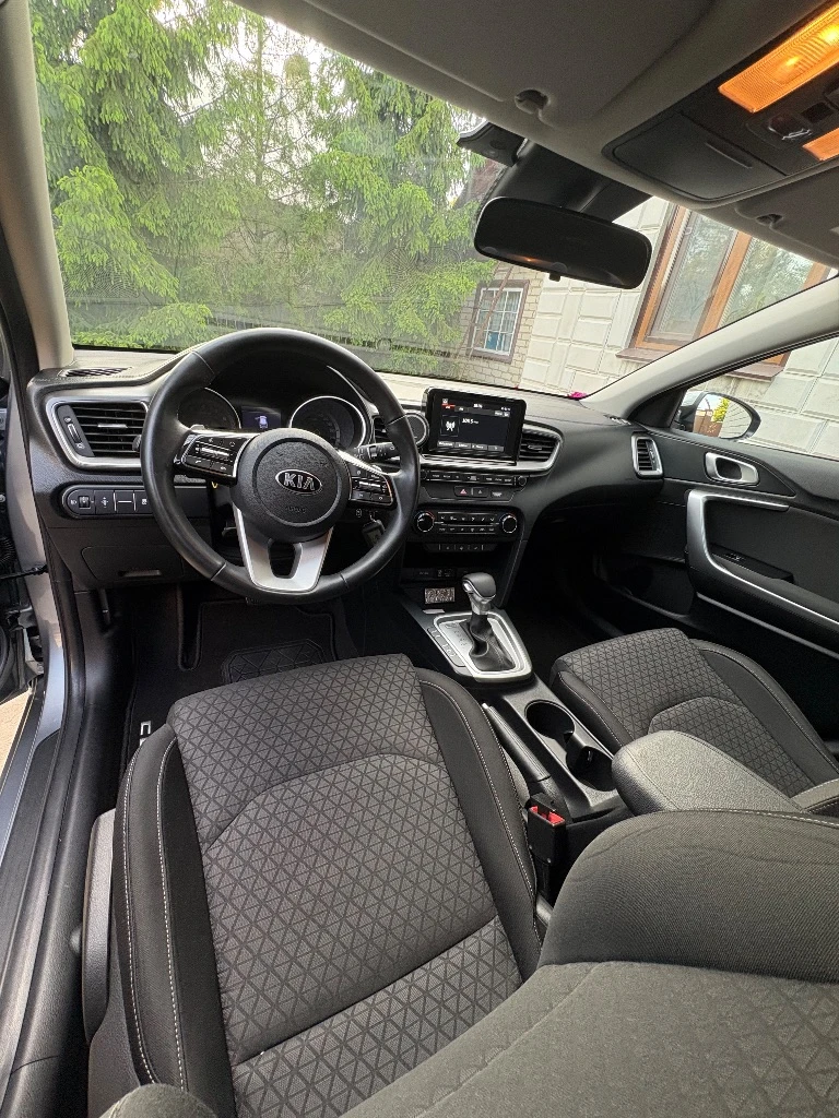 Продам киа сид. состояние нового автомобиля!всю жизнь ездил в крыму. богатая комплектация есть все нужное 2-х зонный климат, подогрев сидений и руля, парктроники и камера заднего вида, установок дорогая сигнализация scher-khan с автозапуском и возможностью управлять с телефона. пробег-21000км год выпуска-2019 цена-2,350🍋 осмотр город макеевка советский район, на осмотры не выезжаю!+79494844650 - фотография - 11