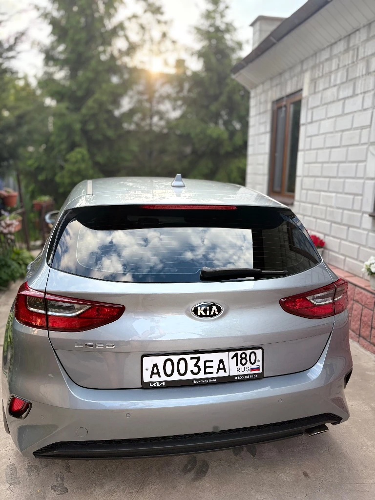 Продам киа сид. состояние нового автомобиля!всю жизнь ездил в крыму. богатая комплектация есть все нужное 2-х зонный климат, подогрев сидений и руля, парктроники и камера заднего вида, установок дорогая сигнализация scher-khan с автозапуском и возможностью управлять с телефона. пробег-21000км год выпуска-2019 цена-2,350🍋 осмотр город макеевка советский район, на осмотры не выезжаю!+79494844650 - фотография - 7