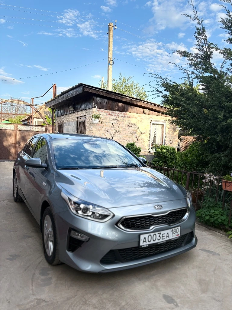 Продам киа сид. состояние нового автомобиля!всю жизнь ездил в крыму. богатая комплектация есть все нужное 2-х зонный климат, подогрев сидений и руля, парктроники и камера заднего вида, установок дорогая сигнализация scher-khan с автозапуском и возможностью управлять с телефона. пробег-21000км год выпуска-2019 цена-2,350🍋 осмотр город макеевка советский район, на осмотры не выезжаю!+79494844650 - фотография - 4