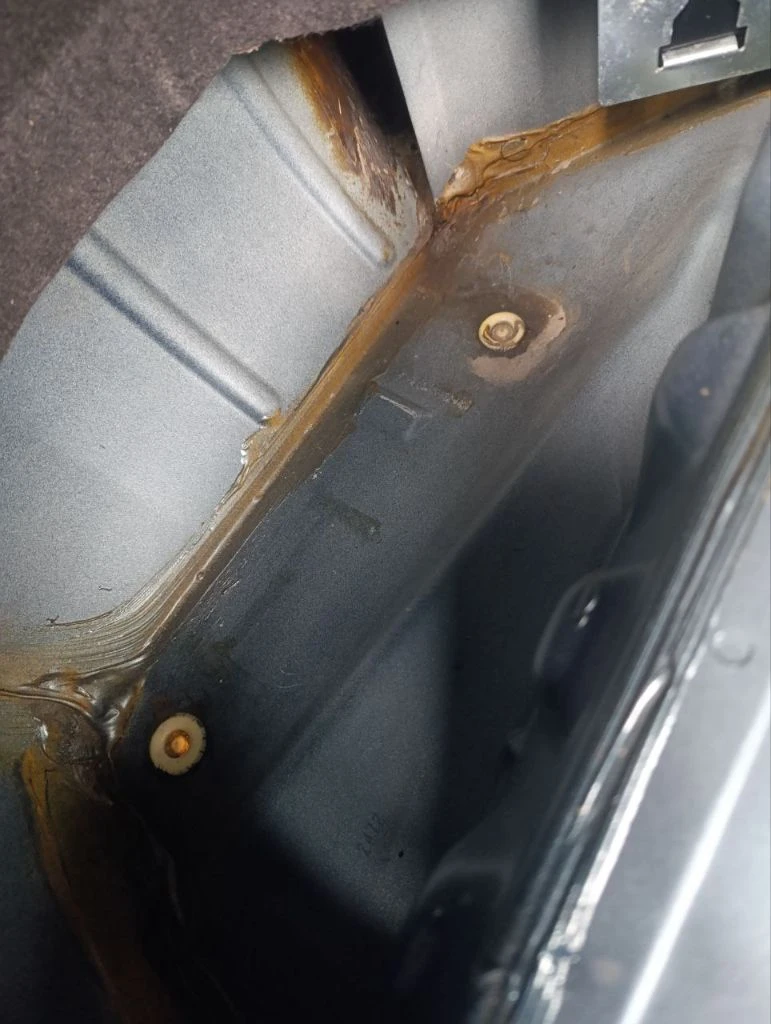 Продам lada priora 2012 года выпуска. я собственник, авто оформлено на меня!пробег 65 000 км родной!!! комплектация люкс! авто полностью обслужено, делать ничего не нужно! недавно были заменяны все жидкости: масло в моторе, масло в коробке, тормозная жидкость, антифриз немецкий хофер! по ходовой авто как мячик, также заменил все резинки, салейнблоки, 4 шруза тоже новые, колодки передние и задние! ремень генератора кондиционера, ремень грм 10тыс назад! под капотом заменяны все прокладки соединений, мотор не троит, не сопит, не течёт, работает всё ровно, гидрики не стучат! мотор родной, как есть, никто в него не лазил, масло от замены до замены! фильтр воздушный, салонный новые! кондёр морозит как надо! в фарах ближний и дальний хорошие леды, туманки линзы свет отличный! по кузову рыжиков нет, оброботона моволью : дно, арки, багажник, двери, капот! керамика 2 слоя! в родном окрасе, цвет "цунами". авто в живую смотриться достойно, лучше чем на фото! продажа по причине покупки другого авто! резина зимняя новоя!!! есть комплект летней, проехал один сезон! сигнализация с автозапуском "starline". любые проверки приветствуются! 650тыс руб. все вопросы по телефону! +79494782672 - фотография - 22