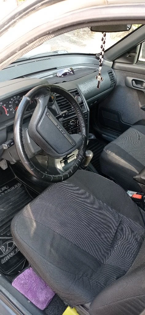 Продам ваз 2110, 2006г. пробег 282000км. объем 1,6л. 8клапанов( клапана не гнет). стекла все заводские, передние стеклоподъёмники с доводчиками, сигнализация и центральный замок( два брелка), лэд противотуманки и ближний свет, зеркала с повторителями поворотов, салон чистый, газ никогда не стоял, 2 хозяина. дно и бордюры обработаны, машина обезшумлена. компрессия во всех 4-х цилиндрах 12!. сел и поехал, никаких вложений не нужно. стоит экономная прошивка, расход по трассе 5,5-6л. новая зимняя резина. цена: 300000 торг. +79493608958 - фотография - 3