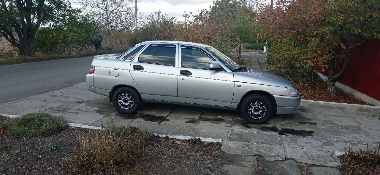 Продам ваз 2110, 2006г. пробег 282000км. объем 1,6л. 8клапанов( клапана не гнет). стекла все заводские, передние стеклоподъёмники с доводчиками, сигнализация и центральный замок( два брелка), лэд противотуманки и ближний свет, зеркала с повторителями поворотов, салон чистый, газ никогда не стоял, 2 хозяина. дно и бордюры обработаны, машина обезшумлена. компрессия во всех 4-х цилиндрах 12!. сел и поехал, никаких вложений не нужно. стоит экономная прошивка, расход по трассе 5,5-6л. новая зимняя резина. цена: 300000 торг. +79493608958 - фотография - 2