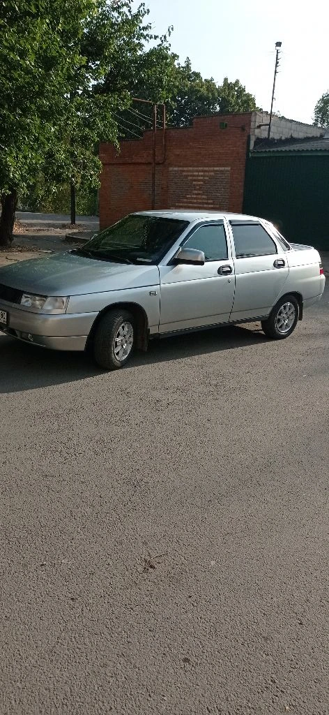 Продам ваз 2110, 2006г. пробег 282000км. объем 1,6л. 8клапанов( клапана не гнет). стекла все заводские, передние стеклоподъёмники с доводчиками, сигнализация и центральный замок( два брелка), лэд противотуманки и ближний свет, зеркала с повторителями поворотов, салон чистый, газ никогда не стоял, 2 хозяина. дно и бордюры обработаны, машина обезшумлена. компрессия во всех 4-х цилиндрах 12!. сел и поехал, никаких вложений не нужно. стоит экономная прошивка, расход по трассе 5,5-6л. новая зимняя резина. цена: 300000 торг. +79493608958 - фотография - 7