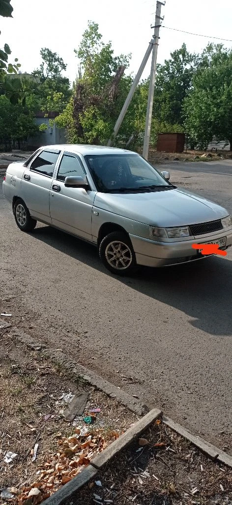 Продам ваз 2110, 2006г. пробег 282000км. объем 1,6л. 8клапанов( клапана не гнет). стекла все заводские, передние стеклоподъёмники с доводчиками, сигнализация и центральный замок( два брелка), лэд противотуманки и ближний свет, зеркала с повторителями поворотов, салон чистый, газ никогда не стоял, 2 хозяина. дно и бордюры обработаны, машина обезшумлена. компрессия во всех 4-х цилиндрах 12!. сел и поехал, никаких вложений не нужно. стоит экономная прошивка, расход по трассе 5,5-6л. новая зимняя резина. цена: 300000 торг. +79493608958 - фотография - 10