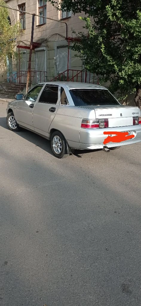 Продам ваз 2110, 2006г. пробег 282000км. объем 1,6л. 8клапанов( клапана не гнет). стекла все заводские, передние стеклоподъёмники с доводчиками, сигнализация и центральный замок( два брелка), лэд противотуманки и ближний свет, зеркала с повторителями поворотов, салон чистый, газ никогда не стоял, 2 хозяина. дно и бордюры обработаны, машина обезшумлена. компрессия во всех 4-х цилиндрах 12!. сел и поехал, никаких вложений не нужно. стоит экономная прошивка, расход по трассе 5,5-6л. новая зимняя резина. цена: 300000 торг. +79493608958 - фотография - 9