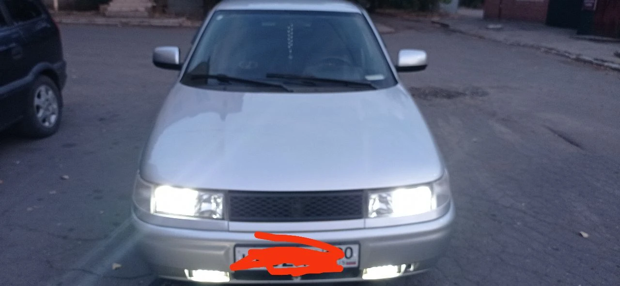 Продам ваз 2110, 2006г. пробег 282000км. объем 1,6л. 8клапанов( клапана не гнет). стекла все заводские, передние стеклоподъёмники с доводчиками, сигнализация и центральный замок( два брелка), лэд противотуманки и ближний свет, зеркала с повторителями поворотов, салон чистый, газ никогда не стоял, 2 хозяина. дно и бордюры обработаны, машина обезшумлена. компрессия во всех 4-х цилиндрах 12!. сел и поехал, никаких вложений не нужно. стоит экономная прошивка, расход по трассе 5,5-6л. новая зимняя резина. цена: 300000 торг. +79493608958 - фотография - 8