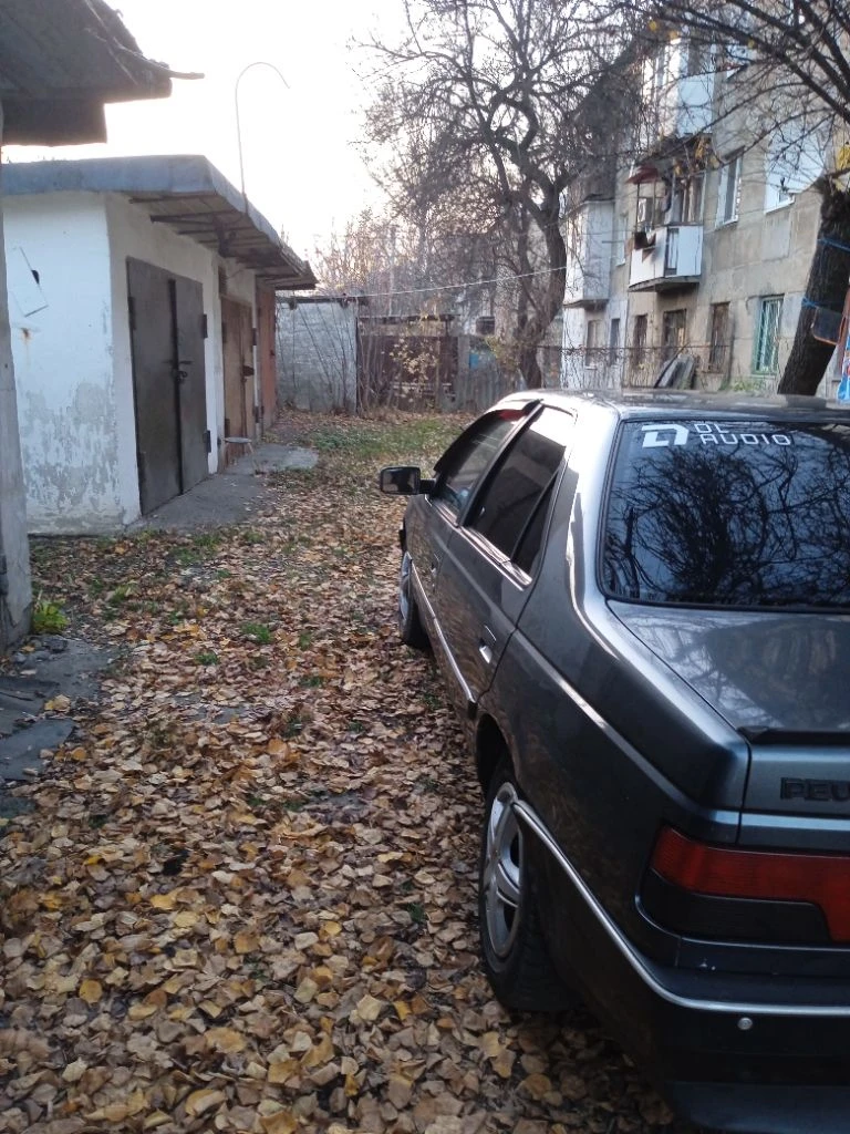 Пежо405,1992г.1,6.газ бензин. без дыр и ржавчины. я хозяин.180 000.р. торг у капота. +79494757769.ма... - фотография