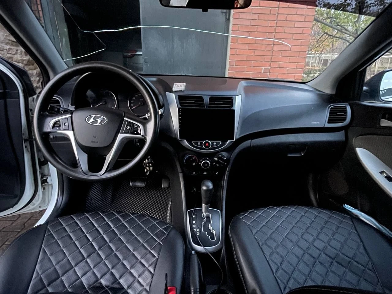 Hyundai solaris - 2011 +79495303468 павел осмотр горловка автомат 1.6 210 000 пробег мультируль, подогрев всех зеркал, передних сидений, 4 стеклоподъемника, сзади парктпоники, хорошая магнитола и музыка, все работает без проблем. есть моменты по лпк и трещина на лобовом стекле. 780 000 цена. новая зима резина - фотография - 3