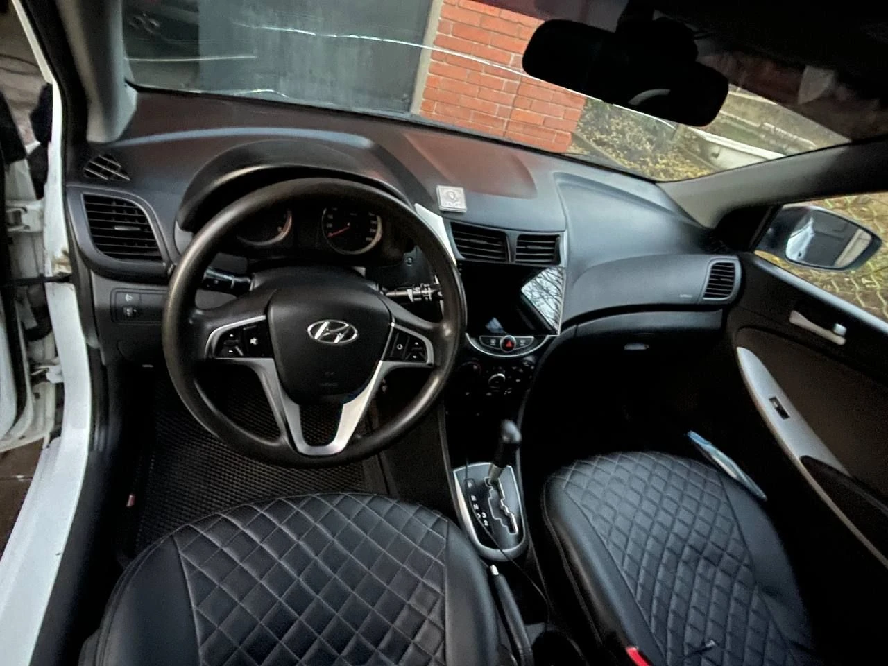 Hyundai solaris - 2011 +79495303468 павел осмотр горловка автомат 1.6 210 000 пробег мультируль, подогрев всех зеркал, передних сидений, 4 стеклоподъемника, сзади парктпоники, хорошая магнитола и музыка, все работает без проблем. есть моменты по лпк и трещина на лобовом стекле. 780 000 цена. новая зима резина - фотография - 2