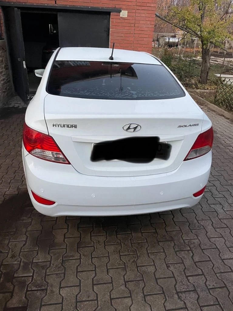Hyundai solaris - 2011 +79495303468 павел осмотр горловка автомат 1.6 210 000 пробег мультируль, подогрев всех зеркал, передних сидений, 4 стеклоподъемника, сзади парктпоники, хорошая магнитола и музыка, все работает без проблем. есть моменты по лпк и трещина на лобовом стекле. 780 000 цена. новая зима резина - фотография - 4