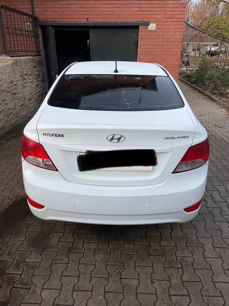 Hyundai solaris - 2011 +79495303468 павел осмотр горловка автомат 1.6 210 000 пробег мультируль, подогрев всех зеркал, передних сидений, 4 стеклоподъемника, сзади парктпоники, хорошая магнитола и музыка, все работает без проблем. есть моменты по лпк и трещина на лобовом стекле. 780 000 цена. новая зима резина - фотография - 5
