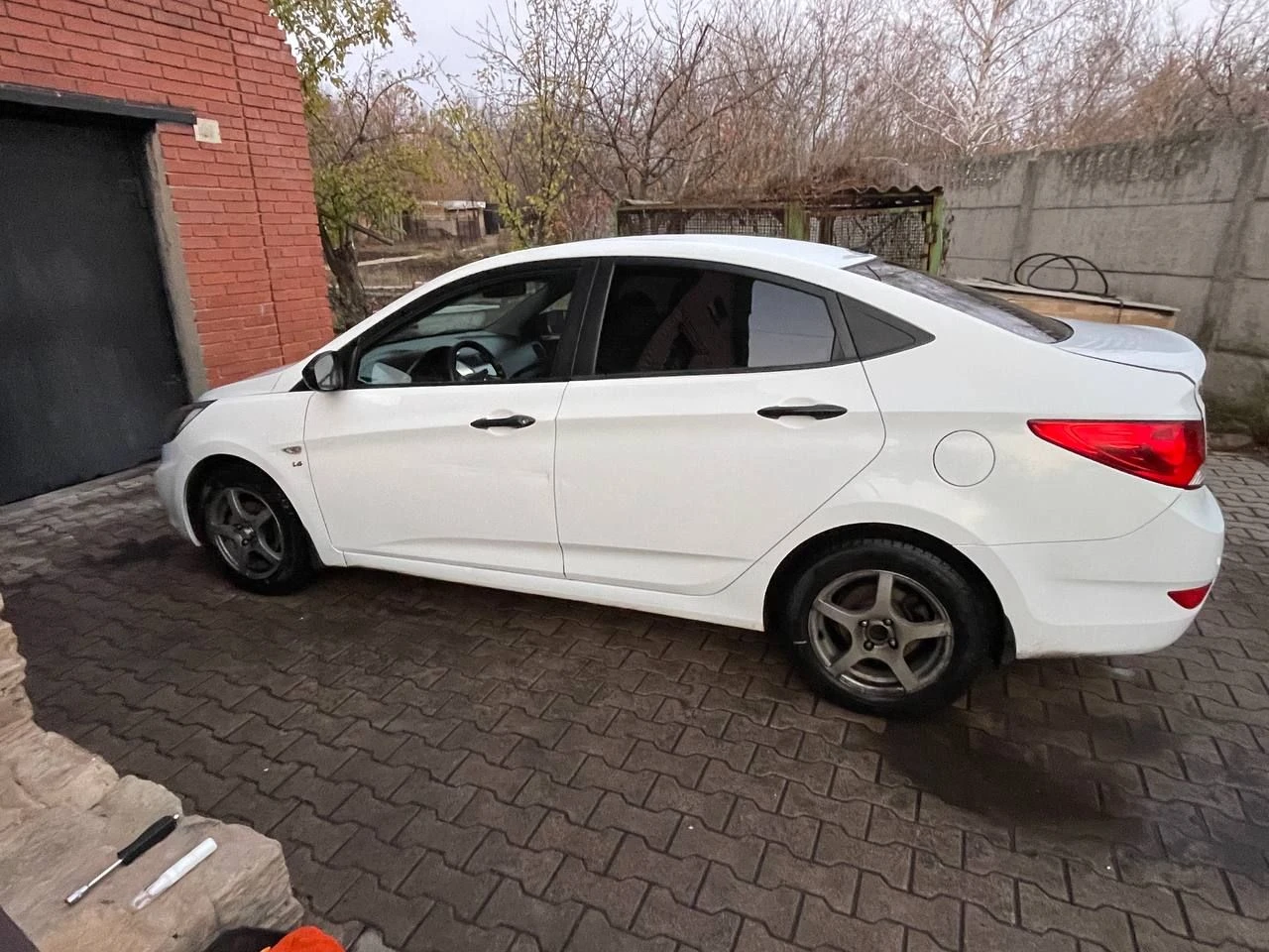 Hyundai solaris - 2011 +79495303468 павел осмотр горловка автомат 1.6 210 000 пробег мультируль, подогрев всех зеркал, передних сидений, 4 стеклоподъемника, сзади парктпоники, хорошая магнитола и музыка, все работает без проблем. есть моменты по лпк и трещина на лобовом стекле. 780 000 цена. новая зима резина - фотография - 8