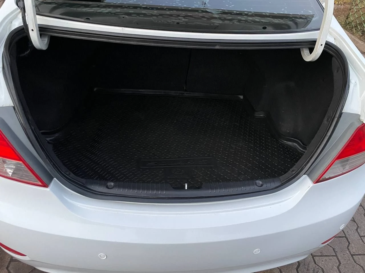 Hyundai solaris - 2011 +79495303468 павел осмотр горловка автомат 1.6 210 000 пробег мультируль, подогрев всех зеркал, передних сидений, 4 стеклоподъемника, сзади парктпоники, хорошая магнитола и музыка, все работает без проблем. есть моменты по лпк и трещина на лобовом стекле. 780 000 цена. новая зима резина - фотография - 9