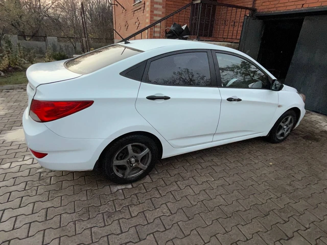 Hyundai solaris - 2011 +79495303468 павел осмотр горловка автомат 1.6 210 000 пробег мультируль, подогрев всех зеркал, передних сидений, 4 стеклоподъемника, сзади парктпоники, хорошая магнитола и музыка, все работает без проблем. есть моменты по лпк и трещина на лобовом стекле. 780 000 цена. новая зима резина - фотография - 7