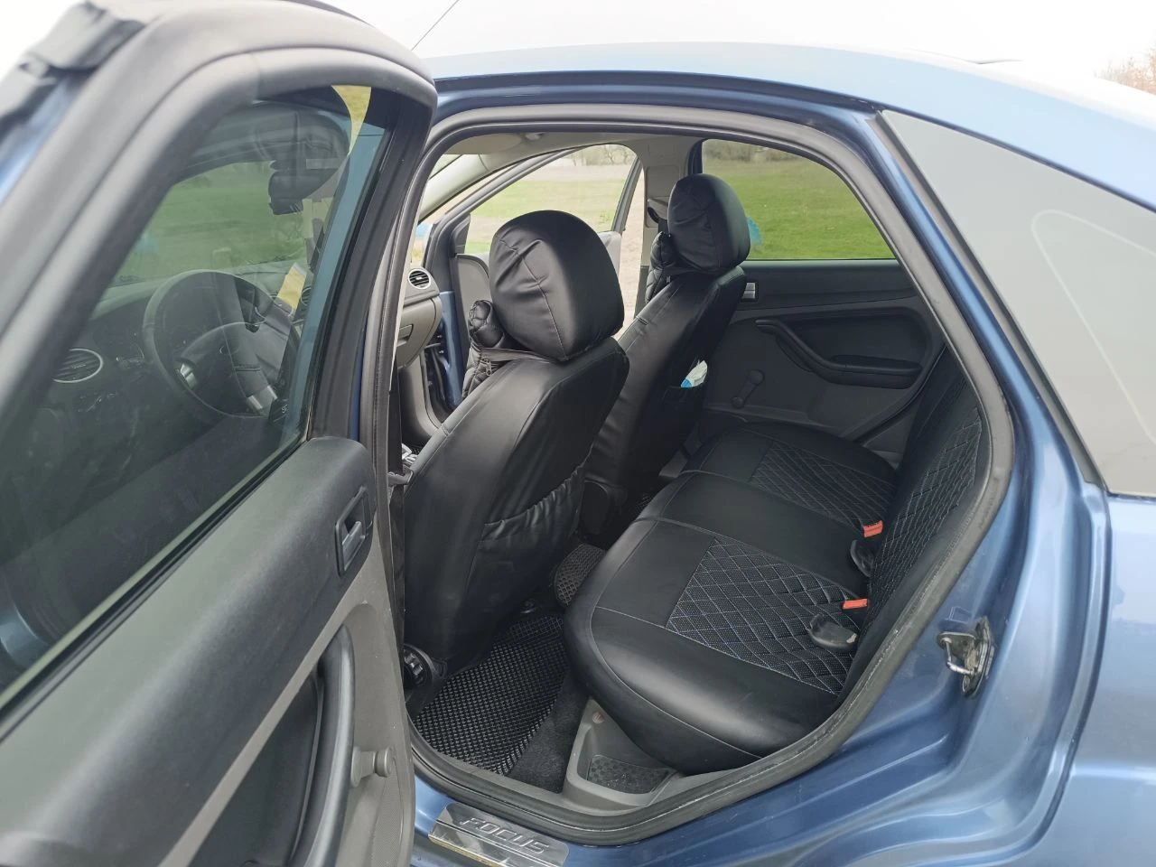 Продам ford focus 2 2006 года. объём двигателя 1.8 (125 л. с. ) бензин. пробег 261тыс. установлен контрактный двигатель с пробегом 90 тыс. комплектация: стеклоподъёмники 2, кондиционер, подогрев окон, подогрев передних сидений, андроид экран, хорошее звучание музыки. ходовка в порядке. резина новая зима. с документами порядок. цена: 530 000. торг. вопросы по телефону: +79493286625 (теграмм, макс). - фотография - 5