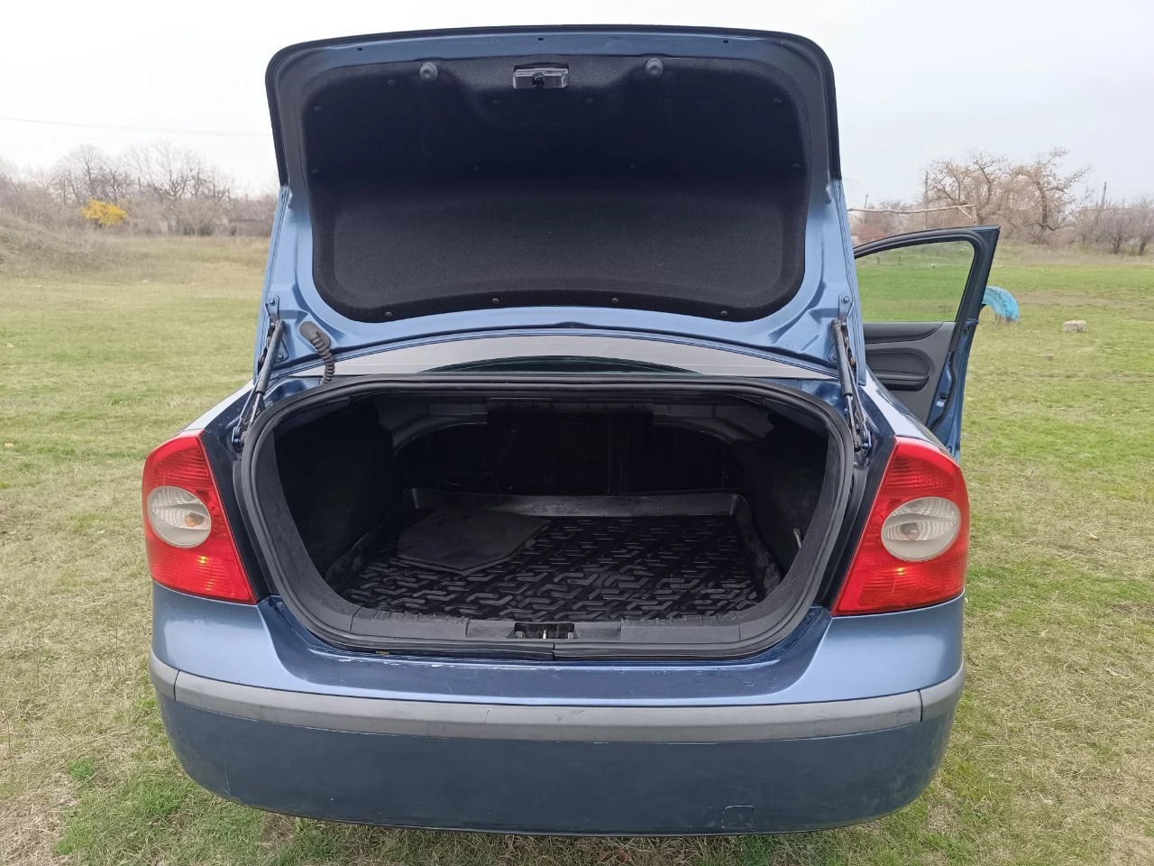 Продам ford focus 2 2006 года. объём двигателя 1.8 (125 л. с. ) бензин. пробег 261тыс. установлен контрактный двигатель с пробегом 90 тыс. комплектация: стеклоподъёмники 2, кондиционер, подогрев окон, подогрев передних сидений, андроид экран, хорошее звучание музыки. ходовка в порядке. резина новая зима. с документами порядок. цена: 530 000. торг. вопросы по телефону: +79493286625 (теграмм, макс). - фотография - 10