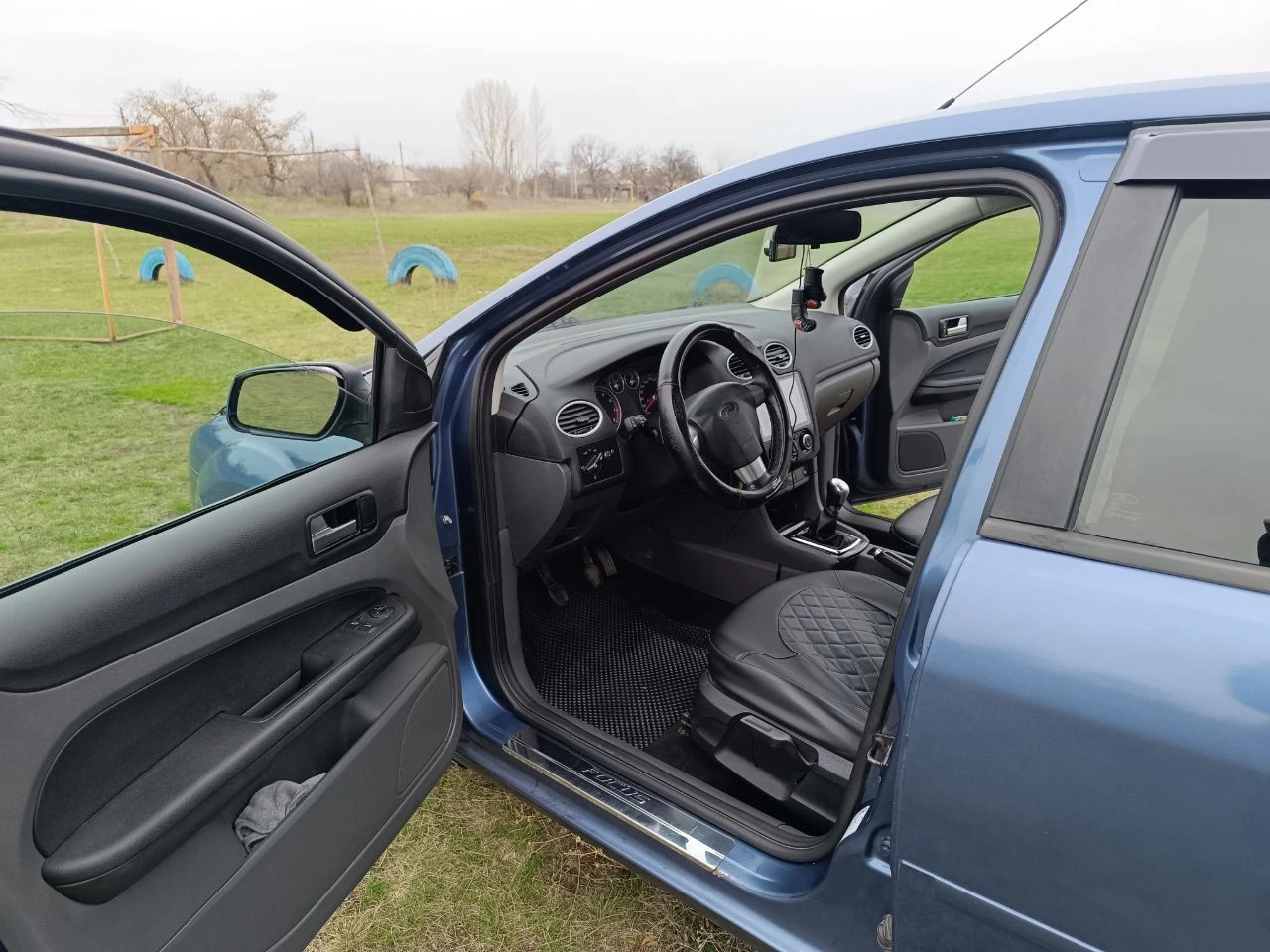 Продам ford focus 2 2006 года. объём двигателя 1.8 (125 л. с. ) бензин. пробег 261тыс. установлен контрактный двигатель с пробегом 90 тыс. комплектация: стеклоподъёмники 2, кондиционер, подогрев окон, подогрев передних сидений, андроид экран, хорошее звучание музыки. ходовка в порядке. резина новая зима. с документами порядок. цена: 530 000. торг. вопросы по телефону: +79493286625 (теграмм, макс). - фотография - 6