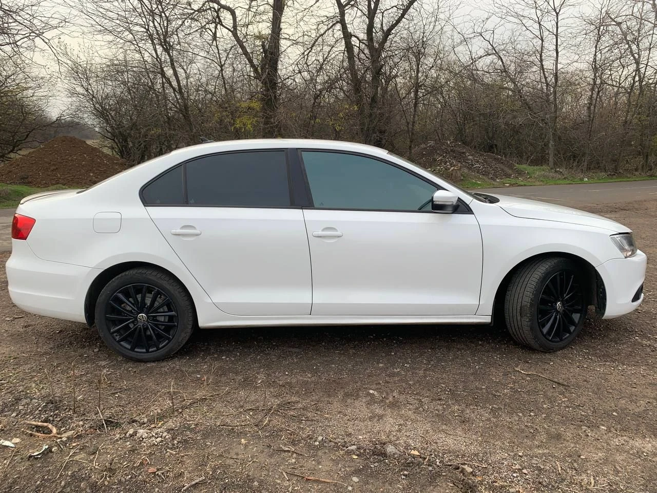 🚗 jetta 6 usa 📅 год: 2011 | ⏱ пробег: 224000км (родной) ⚙️ двигатель: 2.5 l| коробка: надёжный автомат aisin. ✨ • машина полностью обслужена, делать ничего не нужно. • кожаный салон. • магнитофон с gli играет очень хорошо + камера заднего хода. • перетянут потолок в черный цвет. • кондиционер рабочий обслуженый. • подогрев зеркал. • резина новая r17 диски ровные. • установлены led лампы. • установлена amber подсветка салона. • подушки безопасности • машина полностью обесшумлена. • передняя съёмная тонировка. • новые переднии фары. • стоит защита двигателя. 🚗 машину делал для себя. 🔧 состояние: полностью обслужен, вложений не требует — сел и поехал! 📷 дополнительные фото и видео — вышлю по запросу. 📄 документы в порядке, учёт рф, переоформление без проблем. 💰 цена: 1 200 000 ₽ (торг у капота) 📍 енакиево 📞 тел. : +7 9493092968 - фотография - 2