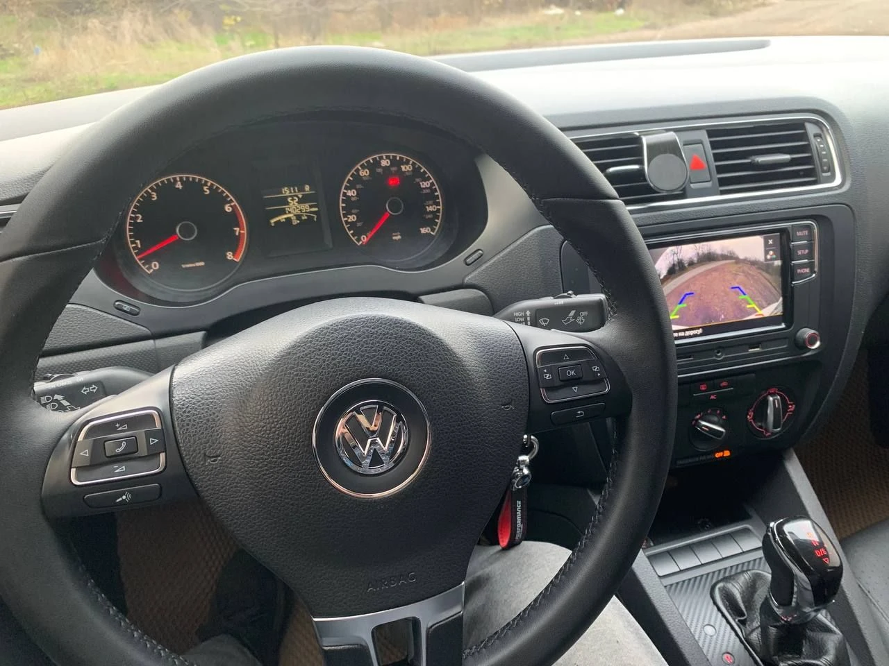 🚗 jetta 6 usa 📅 год: 2011 | ⏱ пробег: 224000км (родной) ⚙️ двигатель: 2.5 l| коробка: надёжный автомат aisin. ✨ • машина полностью обслужена, делать ничего не нужно. • кожаный салон. • магнитофон с gli играет очень хорошо + камера заднего хода. • перетянут потолок в черный цвет. • кондиционер рабочий обслуженый. • подогрев зеркал. • резина новая r17 диски ровные. • установлены led лампы. • установлена amber подсветка салона. • подушки безопасности • машина полностью обесшумлена. • передняя съёмная тонировка. • новые переднии фары. • стоит защита двигателя. 🚗 машину делал для себя. 🔧 состояние: полностью обслужен, вложений не требует — сел и поехал! 📷 дополнительные фото и видео — вышлю по запросу. 📄 документы в порядке, учёт рф, переоформление без проблем. 💰 цена: 1 200 000 ₽ (торг у капота) 📍 енакиево 📞 тел. : +7 9493092968 - фотография - 5