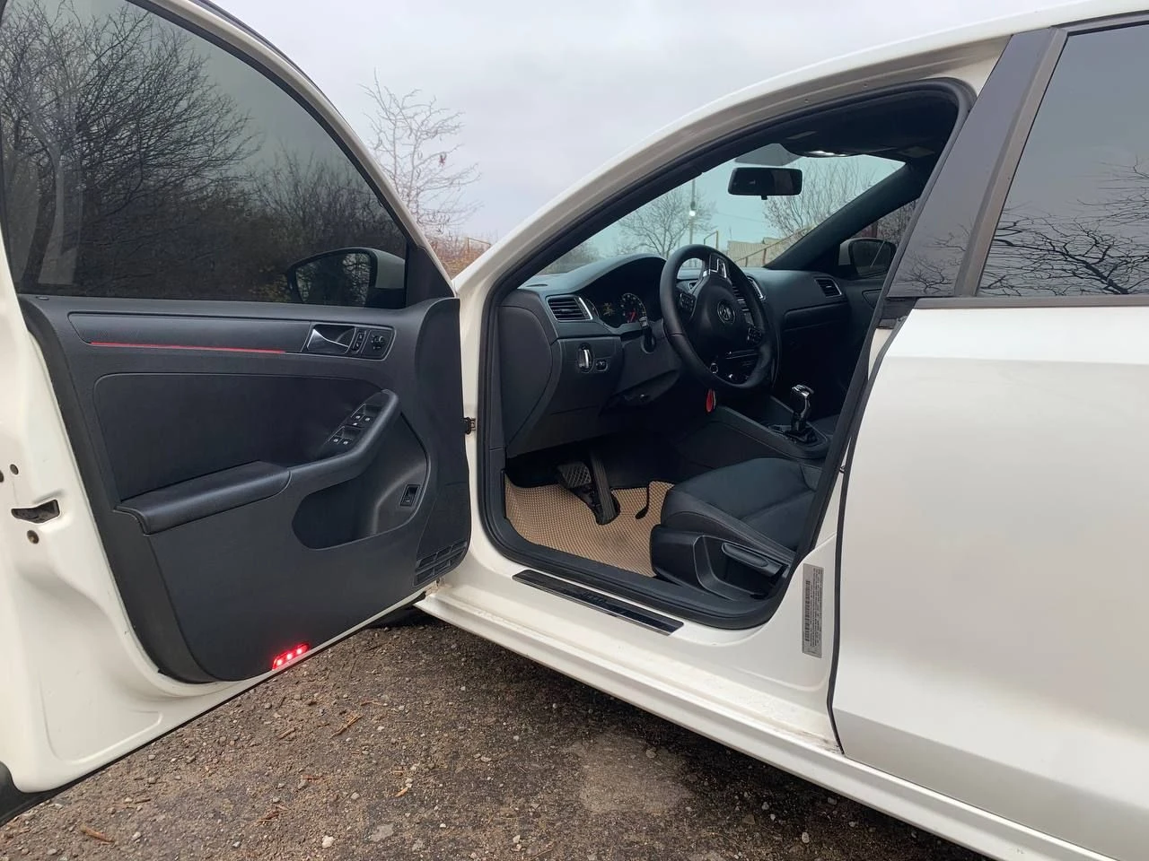 🚗 jetta 6 usa 📅 год: 2011 | ⏱ пробег: 224000км (родной) ⚙️ двигатель: 2.5 l| коробка: надёжный автомат aisin. ✨ • машина полностью обслужена, делать ничего не нужно. • кожаный салон. • магнитофон с gli играет очень хорошо + камера заднего хода. • перетянут потолок в черный цвет. • кондиционер рабочий обслуженый. • подогрев зеркал. • резина новая r17 диски ровные. • установлены led лампы. • установлена amber подсветка салона. • подушки безопасности • машина полностью обесшумлена. • передняя съёмная тонировка. • новые переднии фары. • стоит защита двигателя. 🚗 машину делал для себя. 🔧 состояние: полностью обслужен, вложений не требует — сел и поехал! 📷 дополнительные фото и видео — вышлю по запросу. 📄 документы в порядке, учёт рф, переоформление без проблем. 💰 цена: 1 200 000 ₽ (торг у капота) 📍 енакиево 📞 тел. : +7 9493092968 - фотография - 7