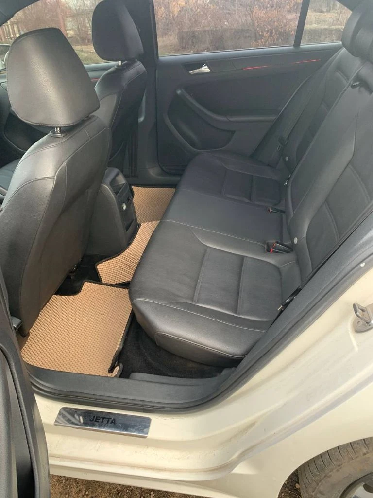 🚗 jetta 6 usa 📅 год: 2011 | ⏱ пробег: 224000км (родной) ⚙️ двигатель: 2.5 l| коробка: надёжный автомат aisin. ✨ • машина полностью обслужена, делать ничего не нужно. • кожаный салон. • магнитофон с gli играет очень хорошо + камера заднего хода. • перетянут потолок в черный цвет. • кондиционер рабочий обслуженый. • подогрев зеркал. • резина новая r17 диски ровные. • установлены led лампы. • установлена amber подсветка салона. • подушки безопасности • машина полностью обесшумлена. • передняя съёмная тонировка. • новые переднии фары. • стоит защита двигателя. 🚗 машину делал для себя. 🔧 состояние: полностью обслужен, вложений не требует — сел и поехал! 📷 дополнительные фото и видео — вышлю по запросу. 📄 документы в порядке, учёт рф, переоформление без проблем. 💰 цена: 1 200 000 ₽ (торг у капота) 📍 енакиево 📞 тел. : +7 9493092968 - фотография - 9