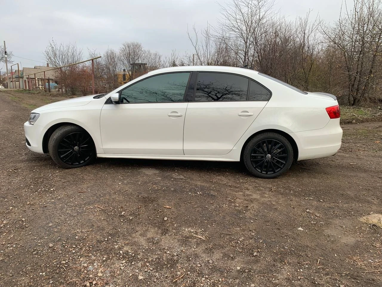 🚗 jetta 6 usa 📅 год: 2011 | ⏱ пробег: 224000км (родной) ⚙️ двигатель: 2.5 l| коробка: надёжный автомат aisin. ✨ • машина полностью обслужена, делать ничего не нужно. • кожаный салон. • магнитофон с gli играет очень хорошо + камера заднего хода. • перетянут потолок в черный цвет. • кондиционер рабочий обслуженый. • подогрев зеркал. • резина новая r17 диски ровные. • установлены led лампы. • установлена amber подсветка салона. • подушки безопасности • машина полностью обесшумлена. • передняя съёмная тонировка. • новые переднии фары. • стоит защита двигателя. 🚗 машину делал для себя. 🔧 состояние: полностью обслужен, вложений не требует — сел и поехал! 📷 дополнительные фото и видео — вышлю по запросу. 📄 документы в порядке, учёт рф, переоформление без проблем. 💰 цена: 1 200 000 ₽ (торг у капота) 📍 енакиево 📞 тел. : +7 9493092968 - фотография - 3