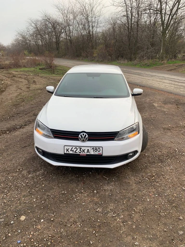 🚗 jetta 6 usa 📅 год: 2011 | ⏱ пробег: 224000км (родной) ⚙️ двигатель: 2.5 l| коробка: надёжный автомат aisin. ✨ • машина полностью обслужена, делать ничего не нужно. • кожаный салон. • магнитофон с gli играет очень хорошо + камера заднего хода. • перетянут потолок в черный цвет. • кондиционер рабочий обслуженый. • подогрев зеркал. • резина новая r17 диски ровные. • установлены led лампы. • установлена amber подсветка салона. • подушки безопасности • машина полностью обесшумлена. • передняя съёмная тонировка. • новые переднии фары. • стоит защита двигателя. 🚗 машину делал для себя. 🔧 состояние: полностью обслужен, вложений не требует — сел и поехал! 📷 дополнительные фото и видео — вышлю по запросу. 📄 документы в порядке, учёт рф, переоформление без проблем. 💰 цена: 1 200 000 ₽ (торг у капота) 📍 енакиево 📞 тел. : +7 9493092968 - фотография - 6
