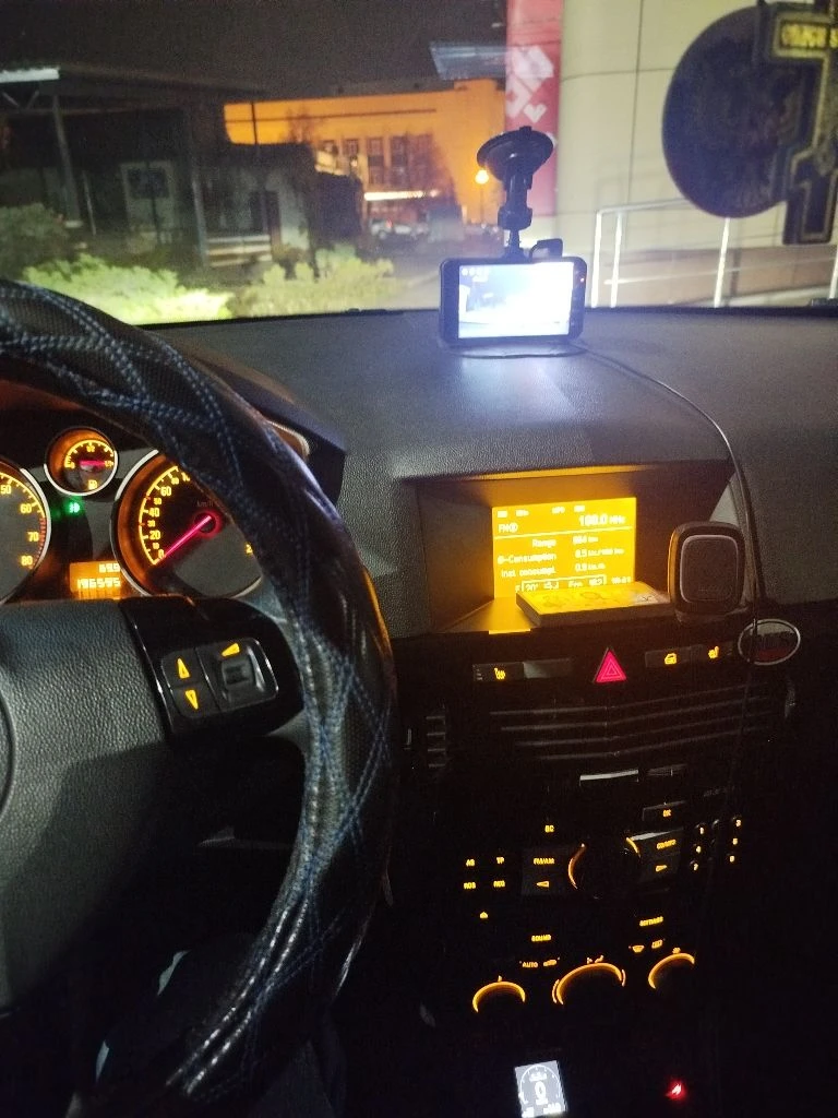 Астра н 1.6 z16xer 2007г. 196 пробег. не гнилая, оцинкована, всё работает, климат холодит, печка греет. подогрев передних сидений, зеркал и заднего стекла. два комплекта резины, зима шипы. цена 550т₽. торг у капота. макеевка. +79494069690.если не на связи звоните после 15.00 - фотография - 8